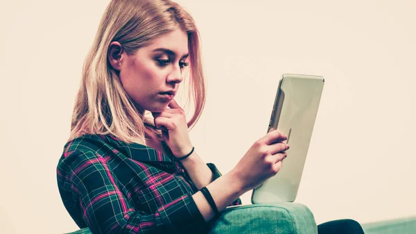 Jeune Adolescente Utilisant Une Tablette Tout Étant Assise Sur Canapé — Photo