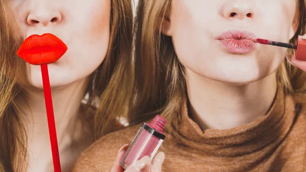 Dos Mujeres Divirtiéndose Mientras Hacen Maquillaje Amigos Sosteniendo Brillo Labios —  Fotos de Stock