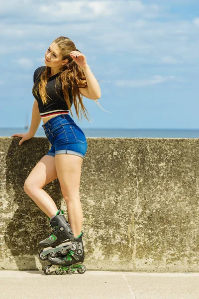 Joyeux Joyeux Jeune Femme Portant Des Patins Roulettes Relaxant Après — Photo