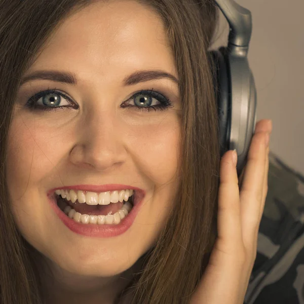Neşeli Genç Bir Kadın Büyük Kulaklıklarla Müzik Dinliyor Eğleniyor Deli — Stok fotoğraf