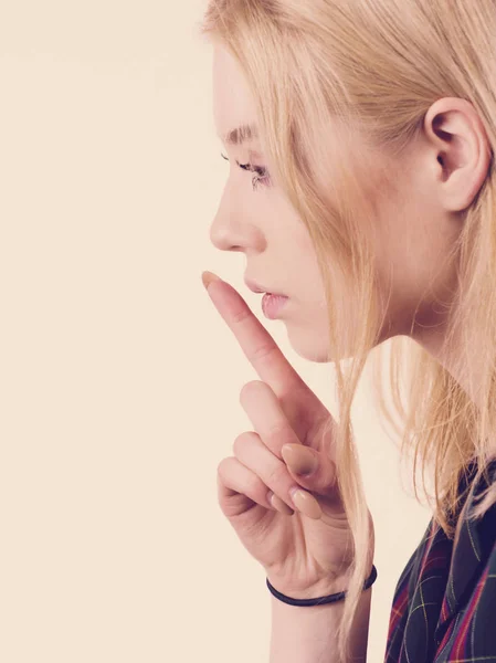 Närbild Unga Blonda Kvinnan Visar Tystnad Gest Med Fingret Hennes — Stockfoto
