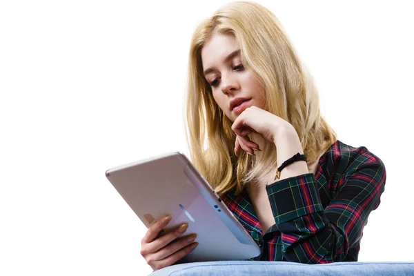 Jovem Adolescente Usando Tablet Surf Internet Trabalhando Recebendo Inspirações — Fotografia de Stock