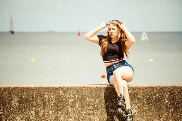 Vrolijke Vrolijke Jonge Vrouw Draagt Rolschaatsen Ontspannen Een Lange Rit — Stockfoto