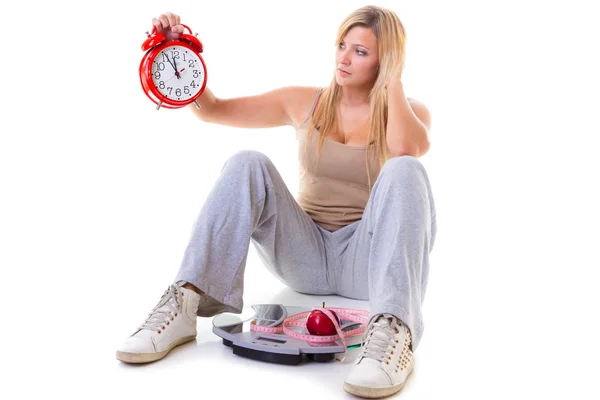 松动的重量概念 手持大老的老式的时钟坐在称重机的曲线美 担心女人 — 图库照片