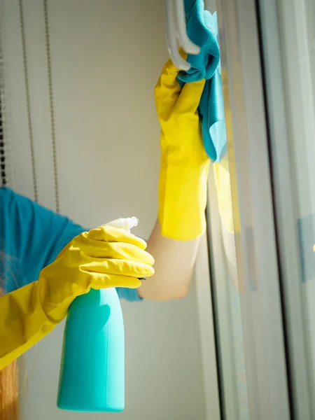 Mano Femenina Guantes Amarillos Limpiando Ventana Con Trapo Azul Detergente —  Fotos de Stock