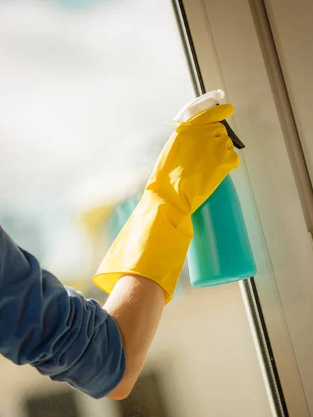 Vrouwelijke Hand Gele Handschoenen Reinigingsvenster Met Blauwe Doek Spray Wasmiddel — Stockfoto