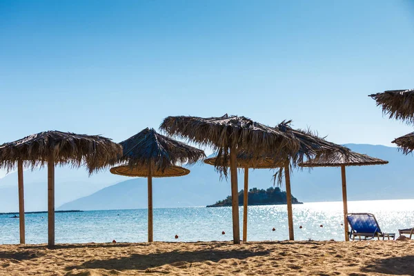 阳光阳伞在沙滩上的甲板椅上 没有人靠近海水的影子 — 图库照片