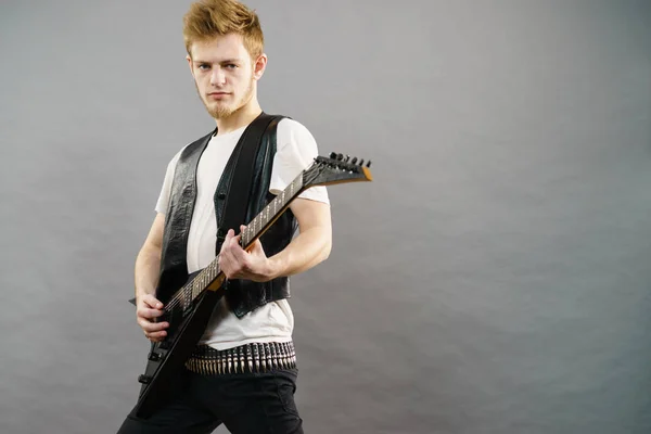 Młody Brodaty Mężczyzna Gitarą Elektryczną Dorosła Osoba Trzyma Instrument Gra — Zdjęcie stockowe