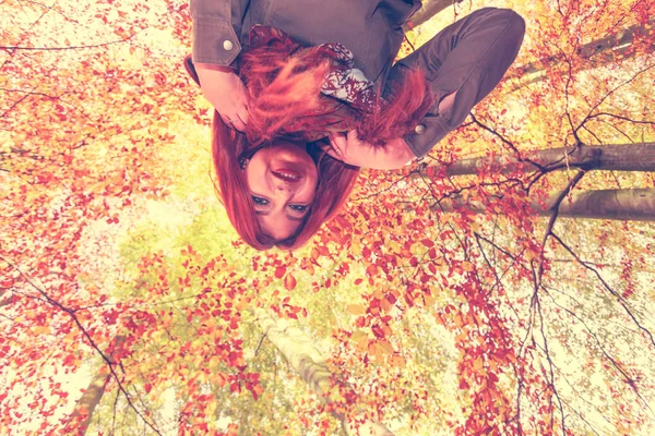 レジャーでは 自然の喜び声コンセプトおくつろぎください 森で楽しい女の子 秋の森で叫んで叫んで陽気な女性 広角ビュー — ストック写真