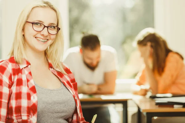 Mujer Orgullosa Trabajar Equipo Gente Sentada Concepto Planificación Clases Estudiando —  Fotos de Stock