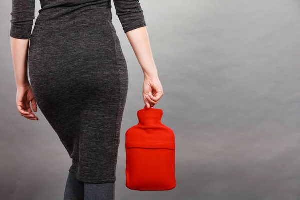 暖かい赤いお湯のボトルを持っている女性 インフルエンザ治療のオブジェクトの概念 — ストック写真