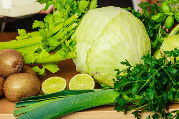 Sağlıklı Beslenme Yemek Malzemeleri Konsepti Mutfak Masasında Bir Sürü Yeşil — Stok fotoğraf