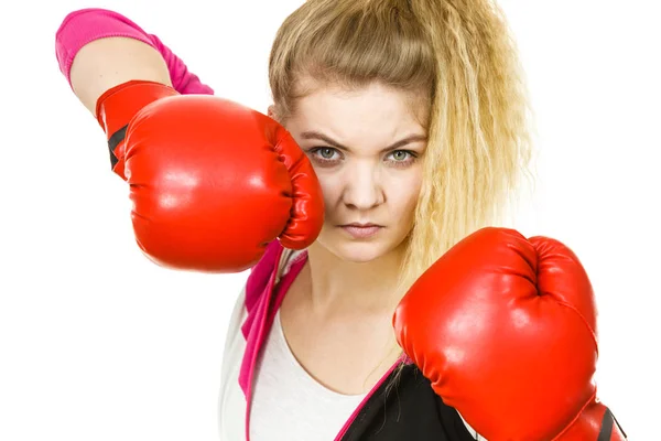 Sportieve Vrouw Met Rode Bokshandschoenen Vechtend Studio Shot Witte Achtergrond — Stockfoto