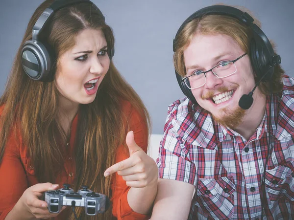 여자는 친구가 게임에 중독되어 비디오 게임을 화가나 — 스톡 사진