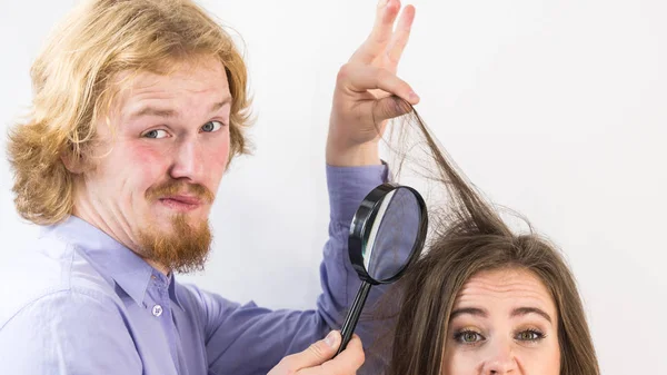 Hombre Mirando Raíces Pelo Mujer Usando Lupa Tipo Que Tiene — Foto de Stock