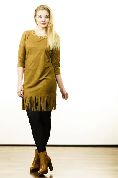 Fashionabla Kvinnan Bär Lång Khaki Vintage Klänning Svarta Leggings Och — Stockfoto