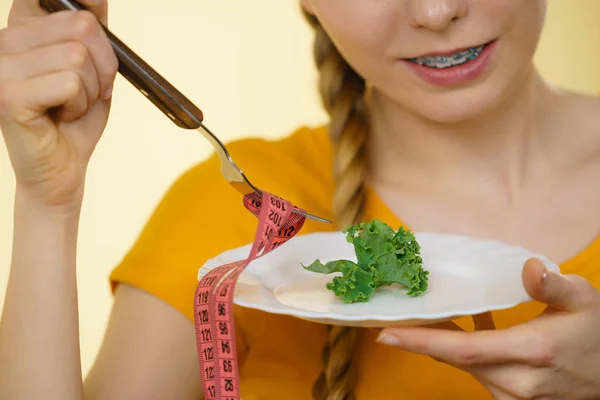 Jovem Feliz Sorrindo Mulher Prestes Comer Alface Segurando Prato Garfo — Fotografia de Stock