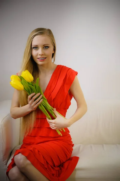Nemzetközi Nőnap Március Gyönyörű Portré Csinos Szőke Haj Sárga Tulipán — Stock Fotó