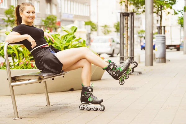 Glad Glad Ung Kvinna Bär Rullskridskor Sitter Stan Kvinna Att — Stockfoto