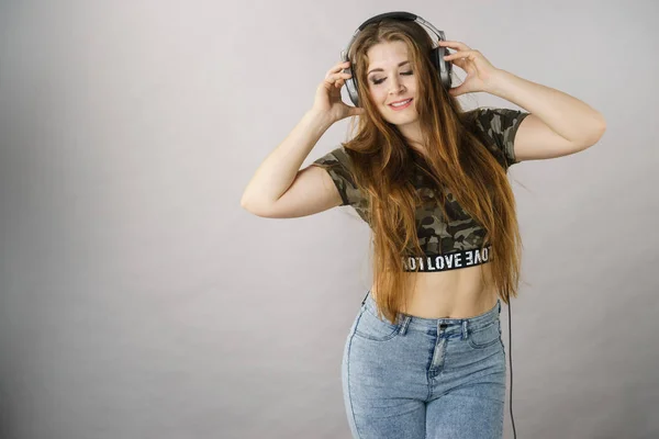 Mulher Adolescente Alegre Ouvindo Música Através Grandes Fones Ouvido Divertindo — Fotografia de Stock