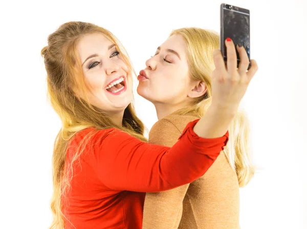 Deux Femmes Gaies Prenant Des Photos Selfie Aide Smartphone Les — Photo