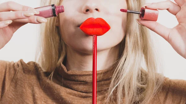 Jonge Volwassen Vrouw Het Aanbrengen Van Lippenstift Lipgloss Het Krijgen — Stockfoto