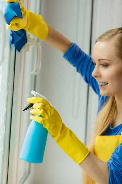 Ung Kvinna Gula Handskar Rengöringsfönster Med Blå Trasa Och Spray — Stockfoto