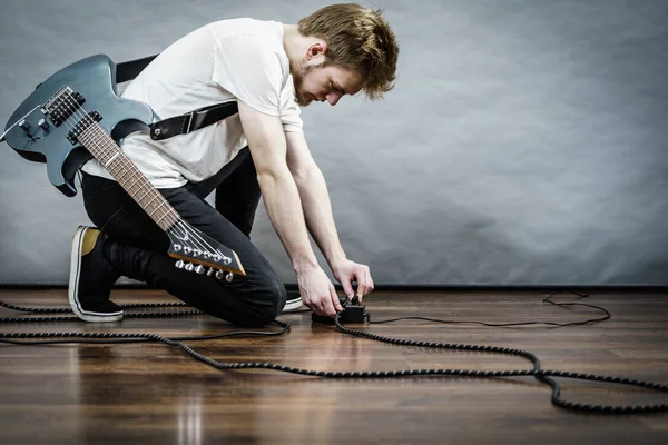 Man Met Muziekinstrument Het Opzetten Van Gitaar Audio Stomp Box — Stockfoto