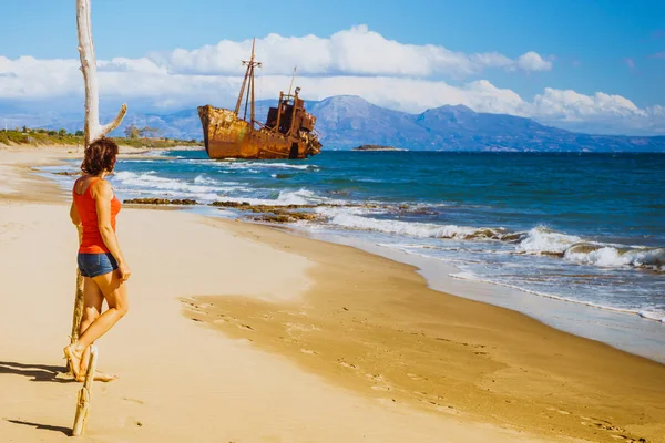 Reisefreiheit Reife Touristin Strand Genießt Den Sommerurlaub Ein Altes Verlassenes — Stockfoto