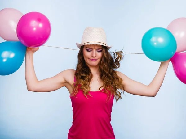 Kvinna Charmig Flicka Leker Med Många Färgglada Ballonger Sommar Fest — Stockfoto