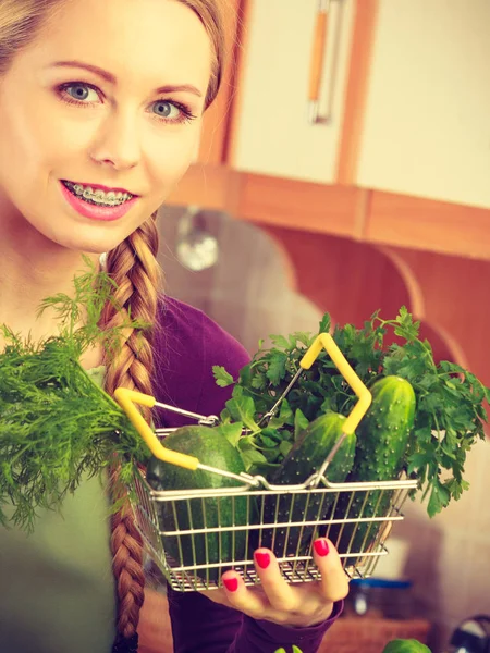 Köpa Hälsosam Kost Mat Koncept Kvinna Köket Med Många Gröna — Stockfoto