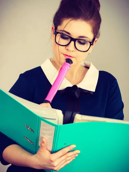 Mujer Trabajadora Oficina Sosteniendo Carpeta Archivo Azul Gran Pluma Rosa —  Fotos de Stock