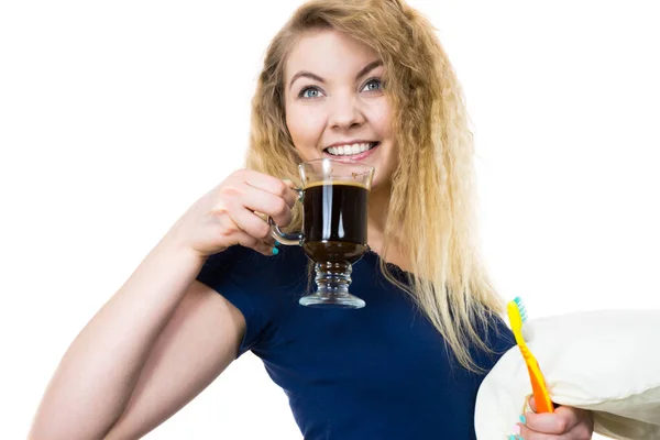 Szczęśliwa Kobieta Trzymająca Szczoteczkę Zębów Kawę Umyje Zęby Gorącym Drinku — Zdjęcie stockowe