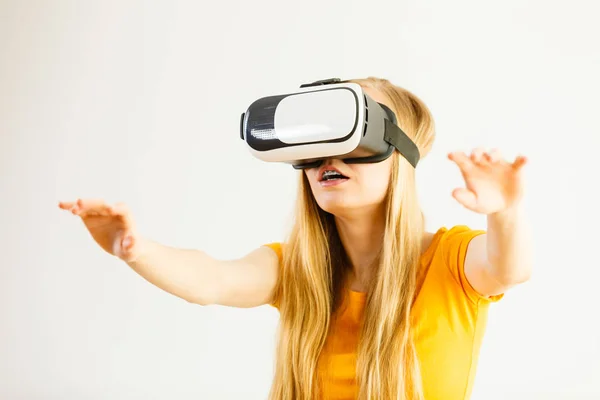 Mujer Joven Con Gafas Realidad Virtual Auriculares Caja Brazos Extendidos — Foto de Stock