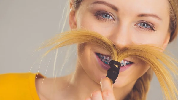 Mujer Haciendo Bigote Con Cabello Rubio Trenzado Cuidado Del Cabello — Foto de Stock