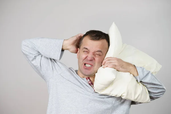 Człowiek Śpiący Zmęczony Noszeniem Koszuli Nocnej Trzymając Poduszkę Koncepcja Niedoboru — Zdjęcie stockowe