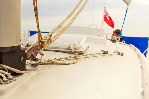 海のクルーズ中にボートの帆マストの下側の詳細な閉鎖 ヨット セーリングのオブジェクトの概念 — ストック写真