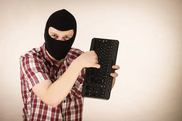 Gekke Hacker Onherkenbare Man Draagt Zwarte Bivakmuts Met Computertoetsenbord Haat — Stockfoto