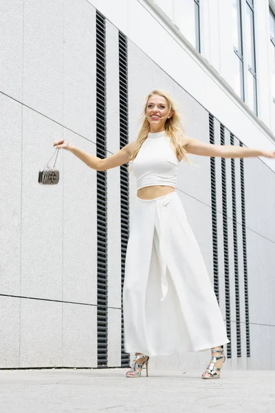 Κομψή Αστείο Παιχνιδιάρικο Μόδας Γυναίκα Παρουσιάζει Μοντέρνο Αστικό Ντύσιμο Λευκό — Φωτογραφία Αρχείου