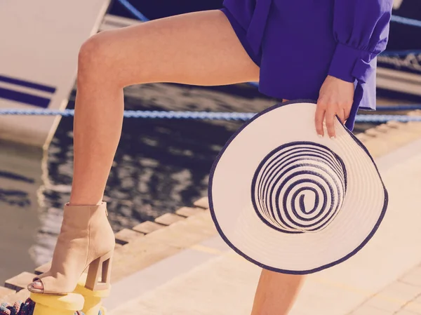 Неузнаваемая Женщина Представляет Модные Аксессуары Голубая Белая Солнечная Шляпа Высокие — стоковое фото
