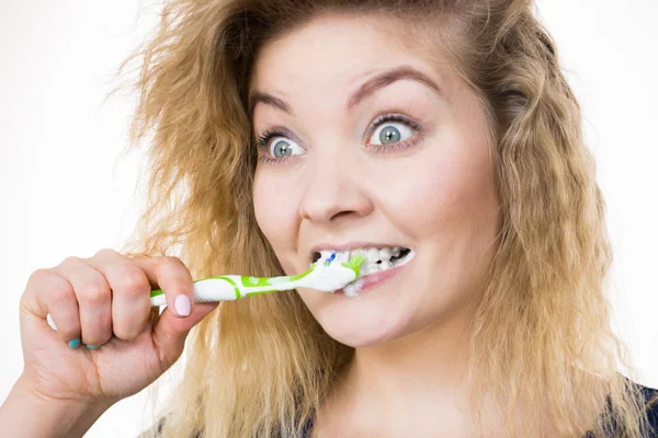 Mujer Cepillándose Los Dientes Chica Positiva Con Cepillo Dientes Higiene —  Fotos de Stock