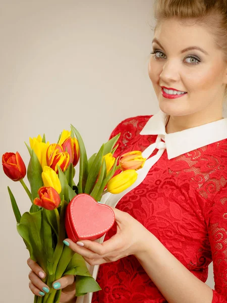 Kvinna Som Håller Bukett Tulpaner Blomma Och Presentförpackning Hjärtform Kvinnors — Stockfoto