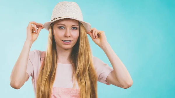 Šťastný Veselý Dospívající Mladá Žena Připravena Léto Sobě Růžové Oblečení — Stock fotografie