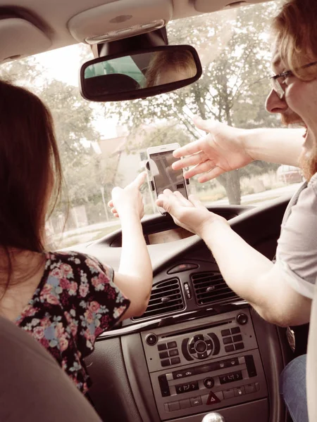Άνδρας Και Γυναίκα Αστείο Ζευγάρι Υποστηρίζοντας Στο Αυτοκίνητο Έχουν Πρόβλημα — Φωτογραφία Αρχείου