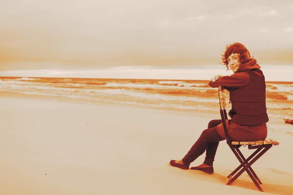 Женщина Проводит Свободное Время Сидя Пляже Расслабляясь Осеннюю Погоду — стоковое фото