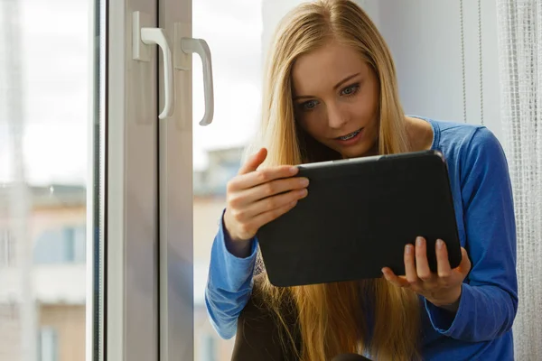 Jovem Feliz Mulher Adolescente Usando Tablet Enquanto Sentado Peitoril Janela — Fotografia de Stock