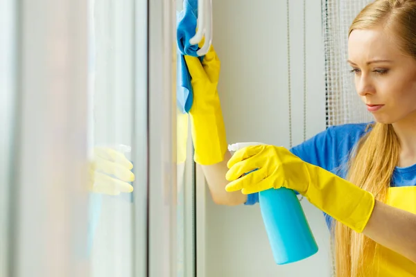 Jovem Mulher Luvas Amarelas Janela Limpeza Com Pano Azul Detergente — Fotografia de Stock