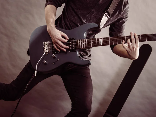 Hombre Irreconocible Con Guitarra Eléctrica Cerca Tipo Del Cuerpo Está —  Fotos de Stock