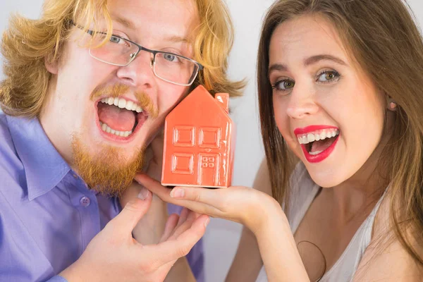 Gelukkig Jong Stel Klaar Samen Wonen Man Vrouw Met Rood — Stockfoto