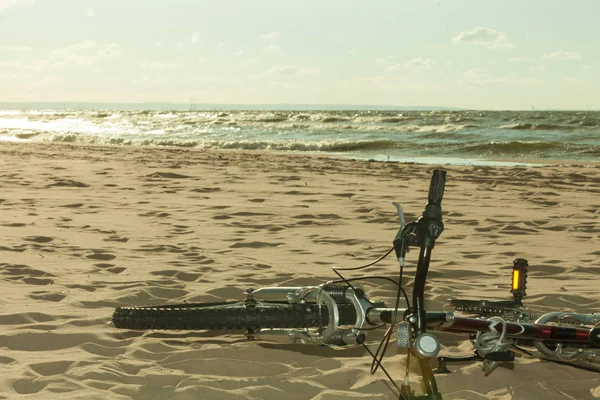 Cykel Liggande Sandstranden Vid Solnedgången Väder Sommarsport Resor Koncept — Stockfoto
